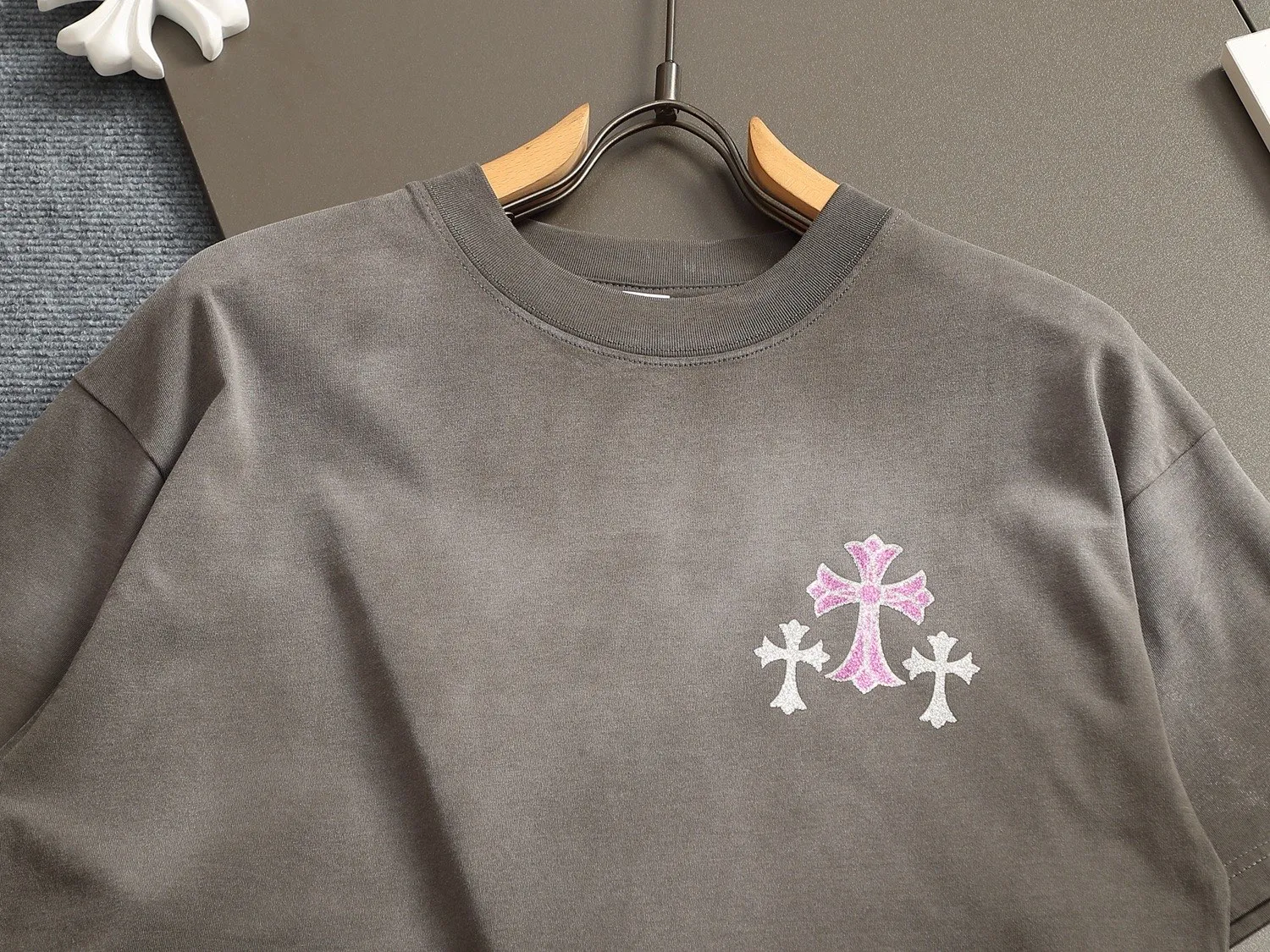 🅿️220 Chrome hearts ch Chrome hearts cross pink hot diamond short-sleeved t-shirt. Advanced tie-dye technology. Large version. Loose and stylish. Low version, slim and long version with upper body and raised hips. 100% commitment: top quality, not fast food. The highest version on the market. Top quality, 320 grams. 26 custom-dyed double yarn cotton, same style for men and women, complete with three standards. Color: Six colors available, available to the public. Size: XS-L. Size chart: